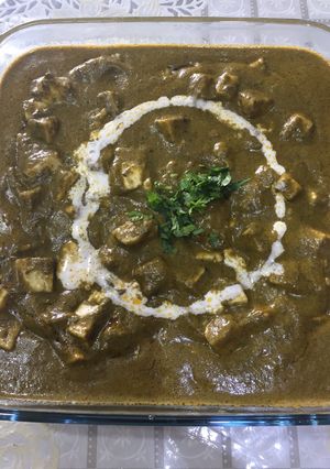 A picture of Palak paneer.