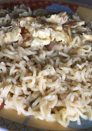 A picture of Noodles and fried egg.