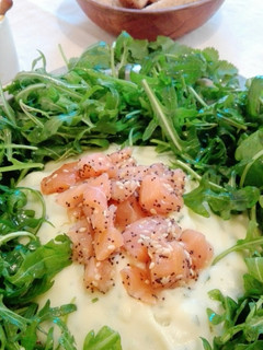 Una foto de Puré de patata a la leche de soja con cilantro y ensalada de rúcula
