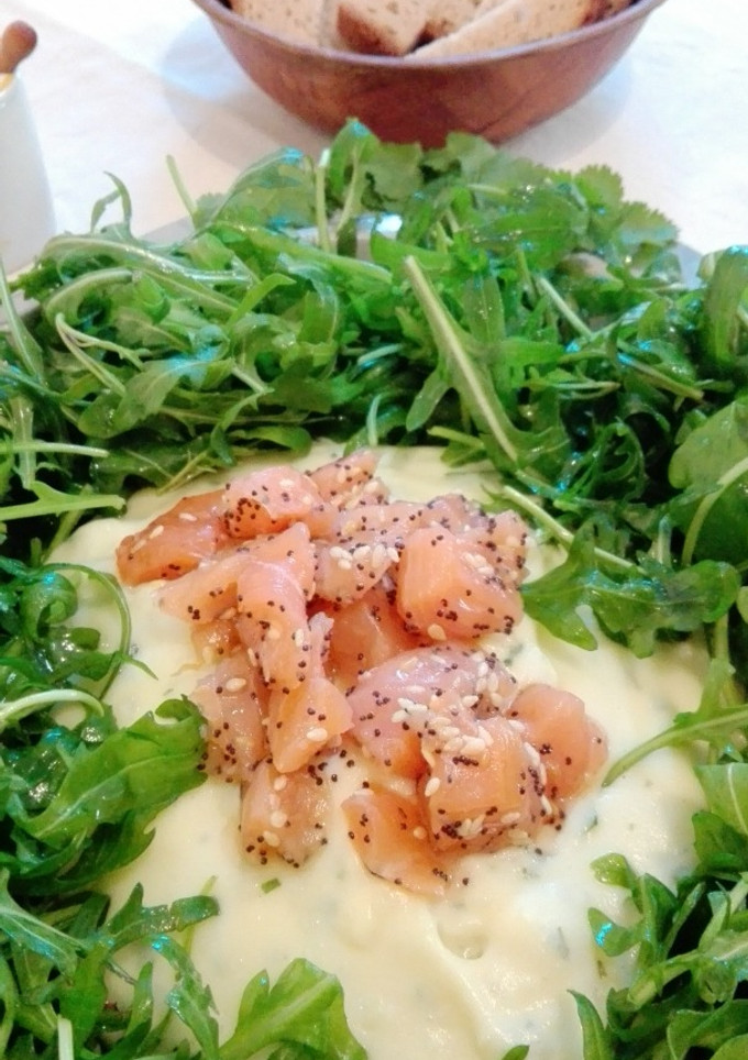 Una foto de Puré de patata a la leche de soja con cilantro y ensalada de rúcula