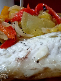 Una foto de Lubina al horno con guarnición🐟🐟🐟🍅🍅🥔🥔🧅🧅
