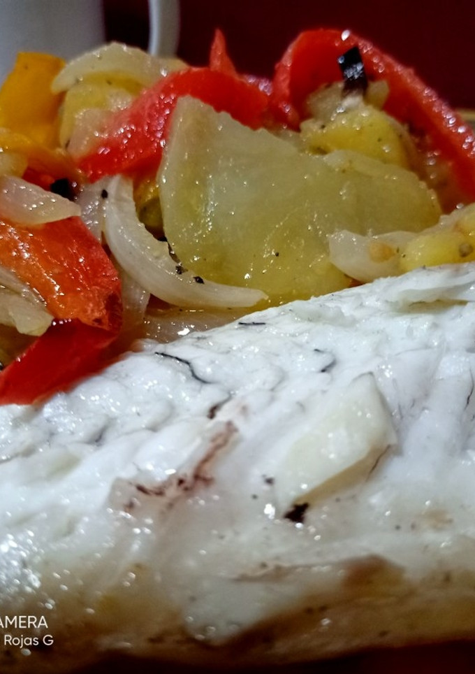 Una foto de Lubina al horno con guarnición🐟🐟🐟🍅🍅🥔🥔🧅🧅