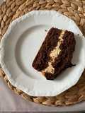 Torta al cacao e caffè con ripieno di cheesecake e glassa al cioccolato fondente