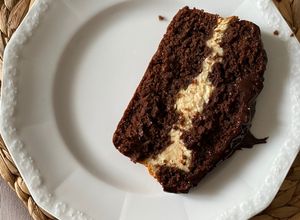 Foto di Torta al cacao e caffè con ripieno di cheesecake e glassa al cioccolato fondente