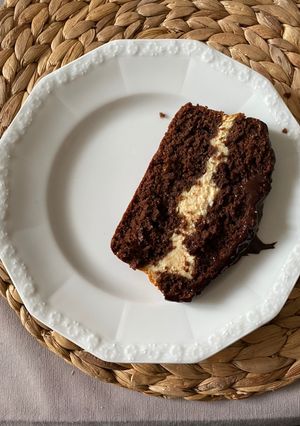 Foto di Torta al cacao e caffè con ripieno di cheesecake e glassa al cioccolato fondente