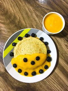 Una foto de Panqueque de Avena y Plátano con Salsa de Mango