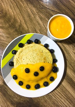 Una foto de Panqueque de Avena y Plátano con Salsa de Mango