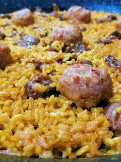 Una foto de Arroz con mollejas y albóndigas de pollo