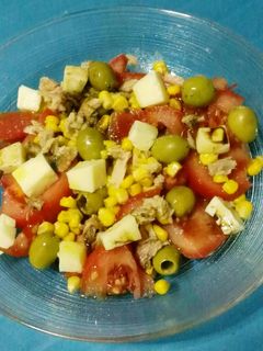 Una foto de Ensalada con atún y queso