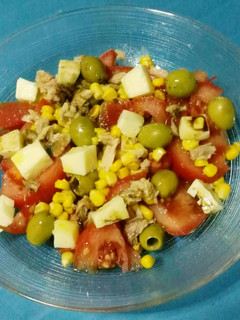 Una foto de Ensalada con atún y queso