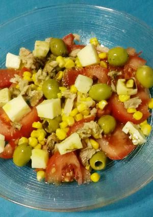 Foto principal de Ensalada con atún y queso