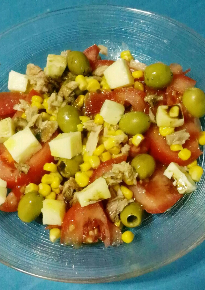 Una foto de Ensalada con atún y queso