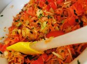 Une photo de concombre carotte salade