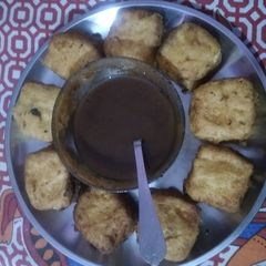 A picture of Aloo and bread fritters.