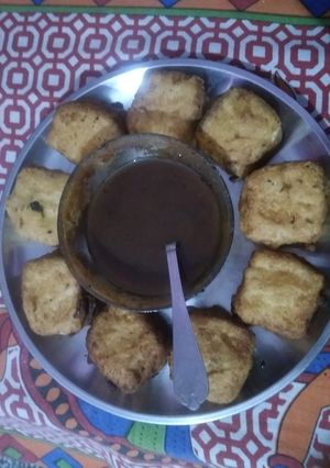 A picture of Aloo and bread fritters.