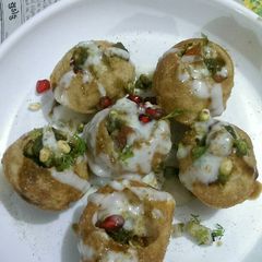 A picture of Dahi puri.