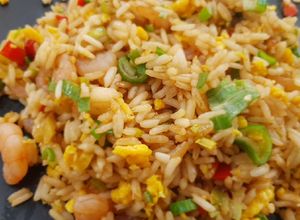 Una foto de Arroz chaufa de camarones a la Yooko