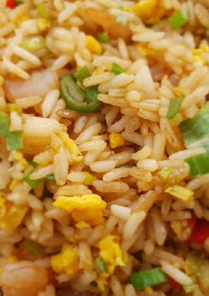 Una foto de Arroz chaufa de camarones a la Yooko