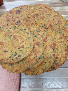 મેથી ના થેપલા (Methi Thepla Recipe In Gujarati) રેસીપી મુખ્ય ફોટો