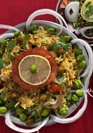 A picture of Raw Green Chana biryani.