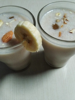 બનાના મિલ્કશેક (Banana Milkshake Recipe In Gujarati) રેસીપી મુખ્ય ફોટો