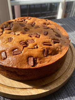 Una foto de Bizcocho de plátano y chocolate 🥮🍌🍫