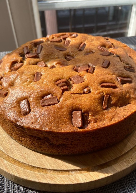 Una foto de Bizcocho de plátano y chocolate 🥮🍌🍫