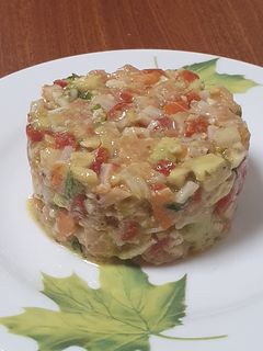 Una foto de Timbal de aguacate y salmón ahumado
