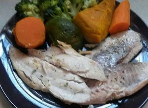 Una foto de Palometa a la plancha con verduras