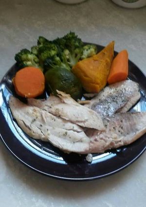 Una foto de Palometa a la plancha con verduras