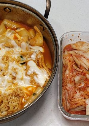 Hình của món Mỳ tôm bánh gạo cay Topokki.