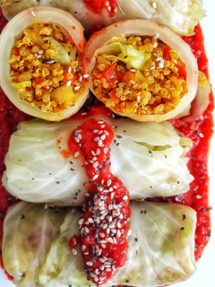 Una foto de 🌱Rollitos de col rellenos de quinoa🌱