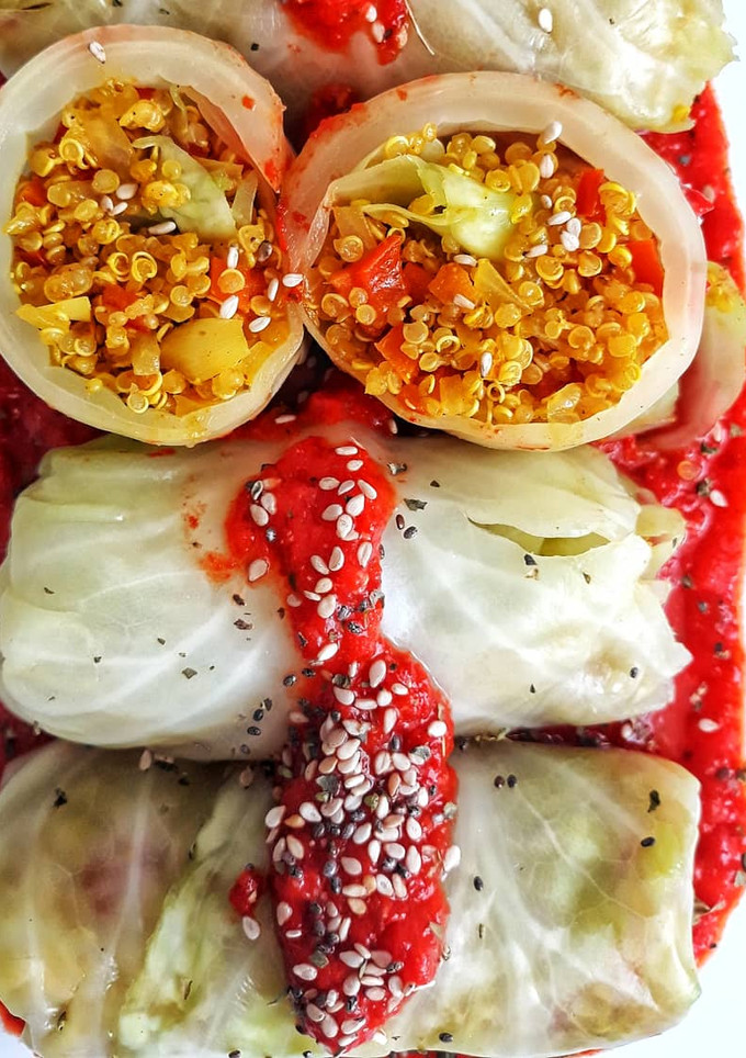Una foto de 🌱Rollitos de col rellenos de quinoa🌱