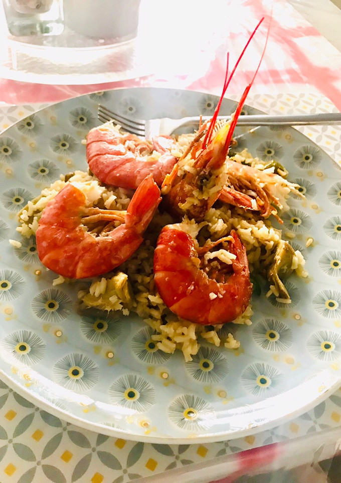 Una foto de Arroz con gambones y alcachofa