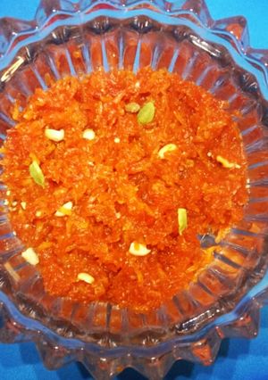 गाजर हलवा (gajar halwa recipe in marathi) रेसिपी चे मुख्य फोटो 