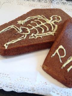 Una foto de Ataúd de Halloween de bizcocho de chocolate