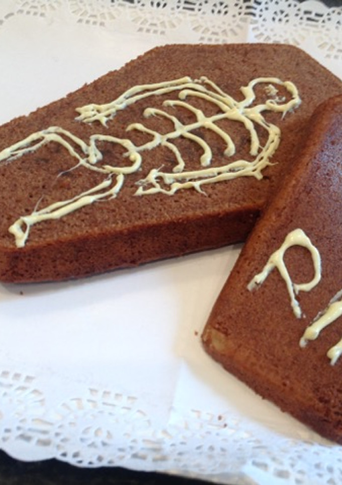 Una foto de Ataúd de Halloween de bizcocho de chocolate
