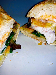 Una foto de Bocadillo de pescado, pimientos y berenjena frita