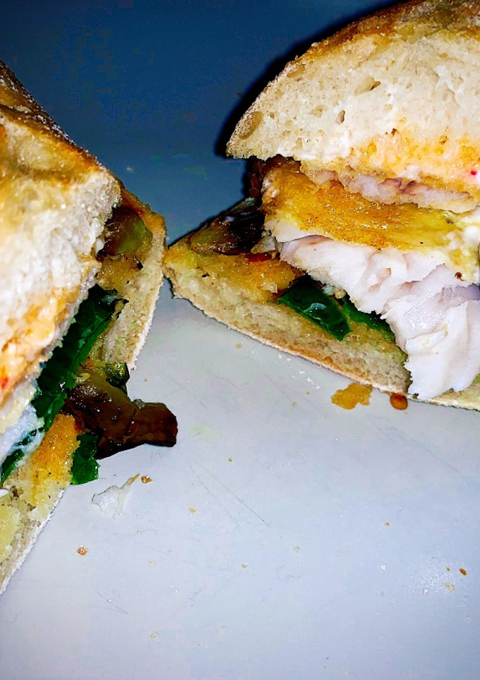 Una foto de Bocadillo de pescado, pimientos y berenjena frita