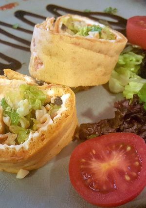 Foto principal de Enrollado (Brazo de Gitano) de escalivada con relleno tropical, queso crema y mermelada de pimientos