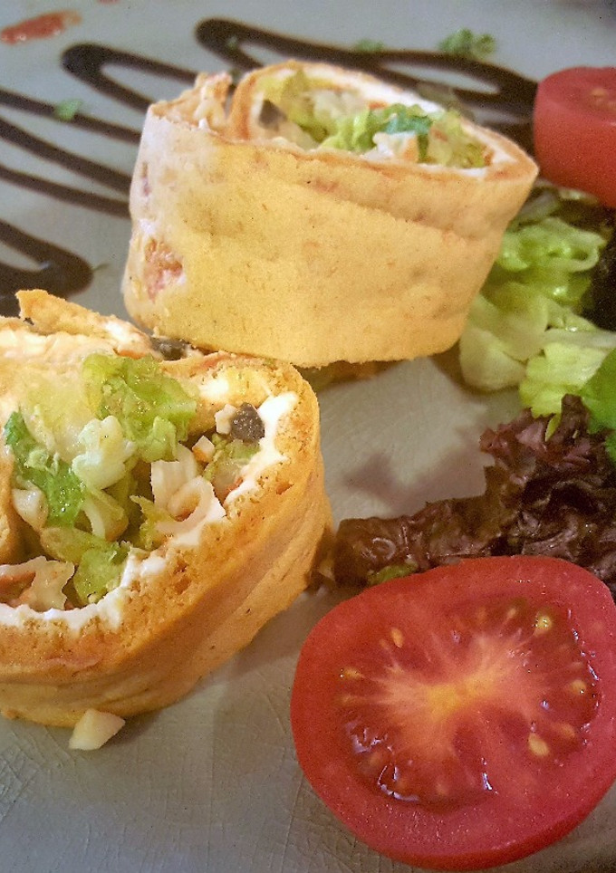 Una foto de Enrollado (Brazo de Gitano) de escalivada con relleno tropical, queso crema y mermelada de pimientos