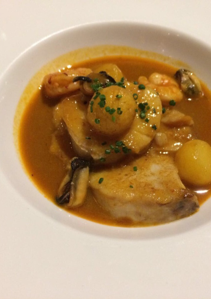 Una foto de Romesco de rape, gambas 🍤 y patatas 🥔