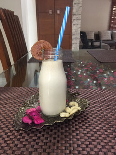 કાજુ અંજીર મીલ્ક શેક (Kaju Anjeer Milk Shake Recipe In Gujarati) રેસીપી મુખ્ય ફોટો