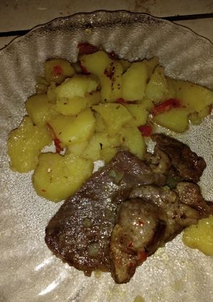 Una foto de Bifes a la criolla con papas