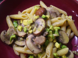 Macarrones con champiñones y aguacate