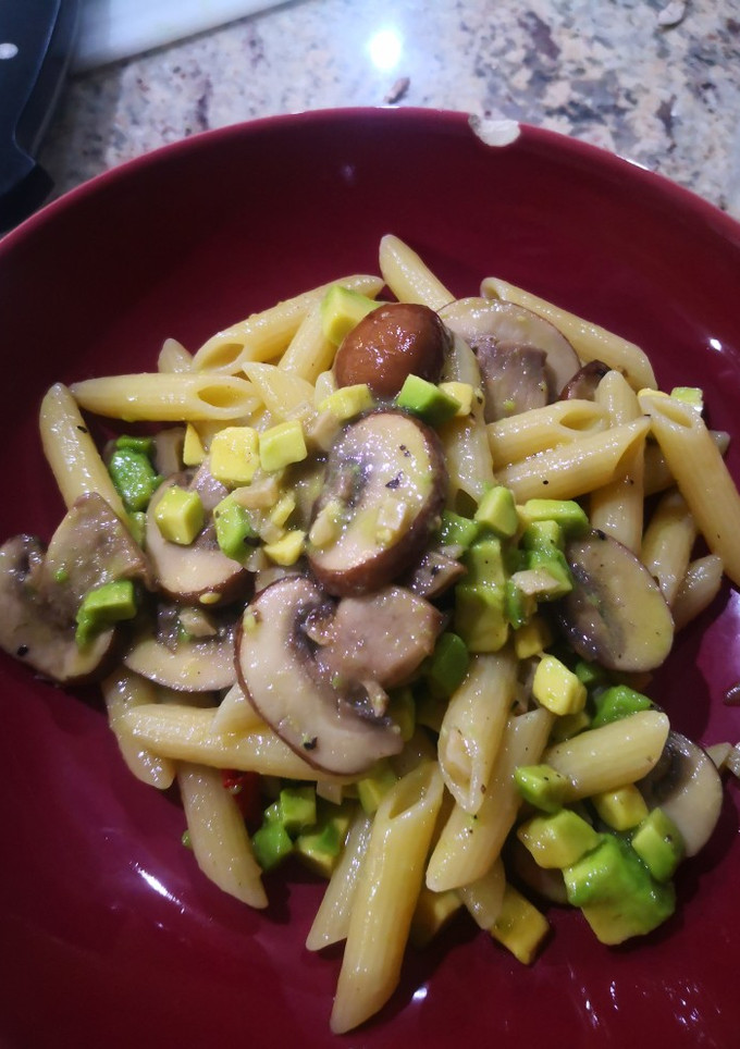 Una foto de Macarrones con champiñones y aguacate