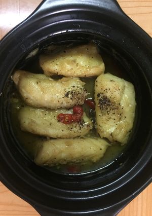 Hình của món Cá lạc biển kho tộ.