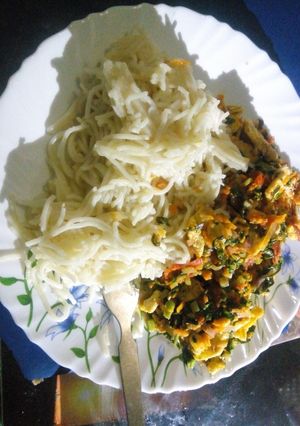 A picture of Spaghetti with fried egg and vegetables.