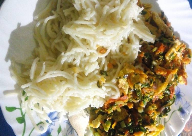 Spaghetti with fried egg and vegetables