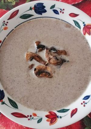 Una foto de Sopa crema de champiñones 🍄